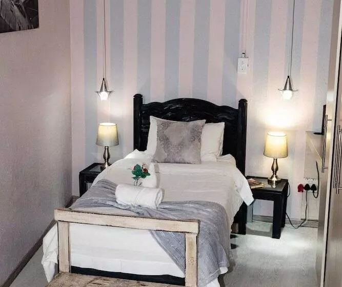 פנסיון Woodpecker Guesthouse