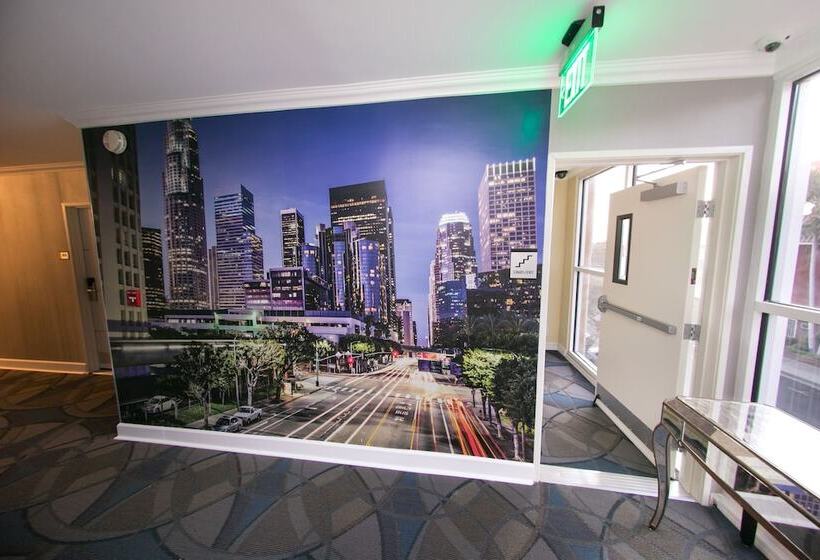 בית מלון כפרי Metropolitan Inn & Suites