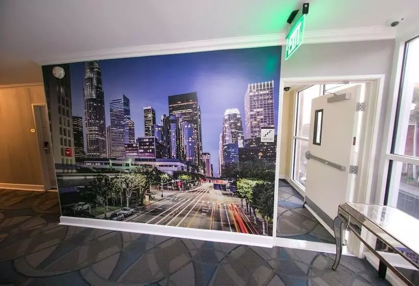 هتل Metropolitan Inn & Suites