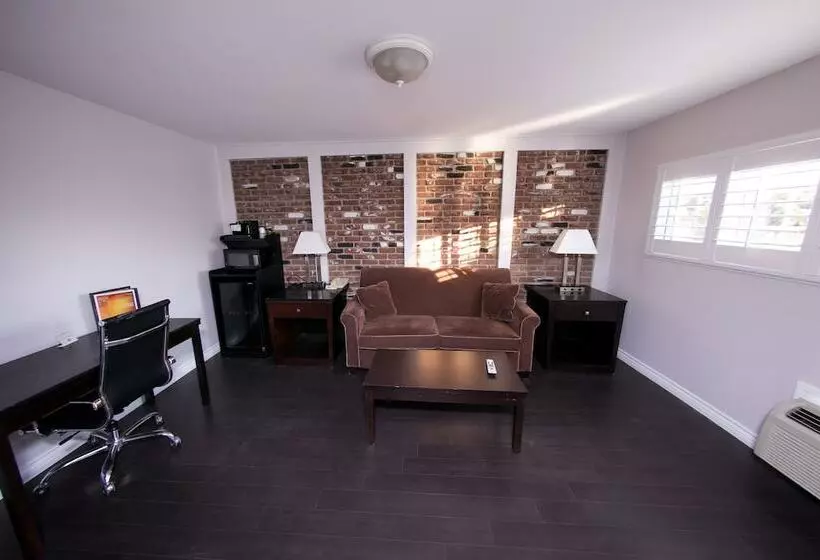 هتل Metropolitan Inn & Suites