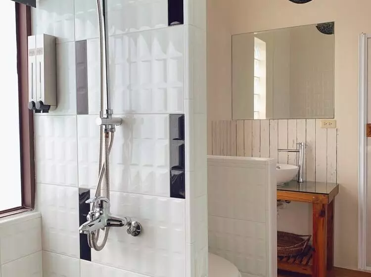 تختخواب و صبحانه Ibali Hostel