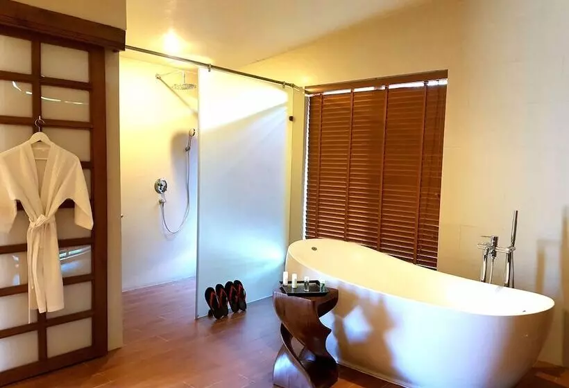 Nirvana Hotel And Resort