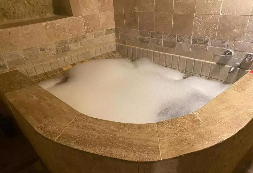 ベッドアンドブレックファースト Junior Ottoman Cave