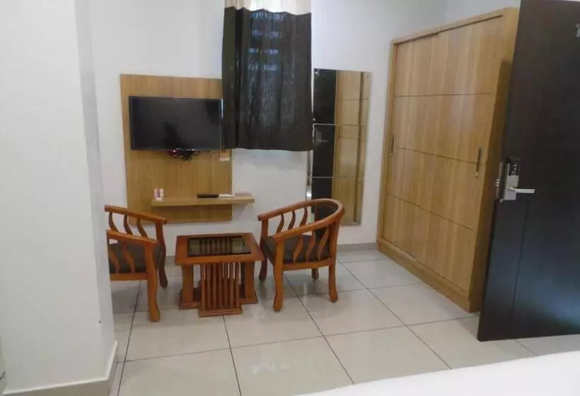 ホテル Saas Residency