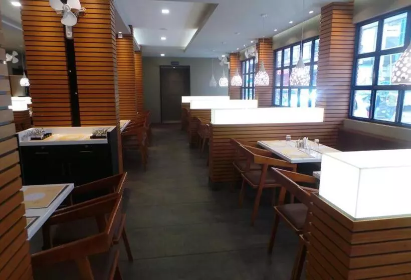 ホテル Saas Residency