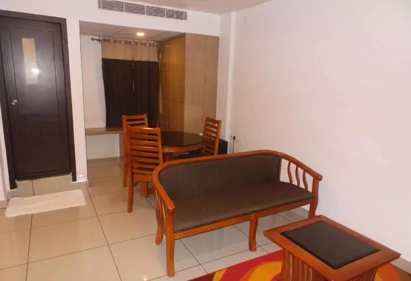 ホテル Saas Residency