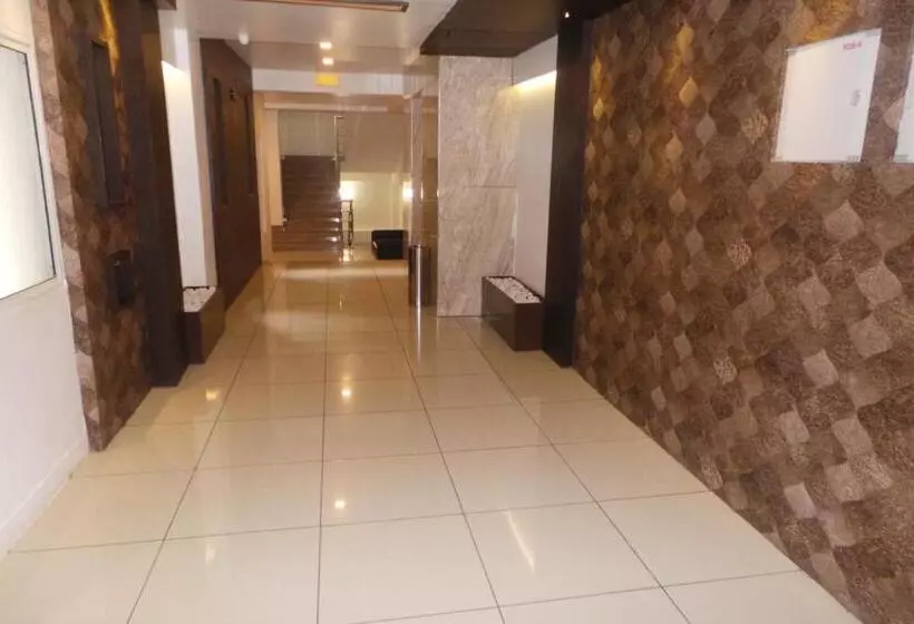 ホテル Saas Residency