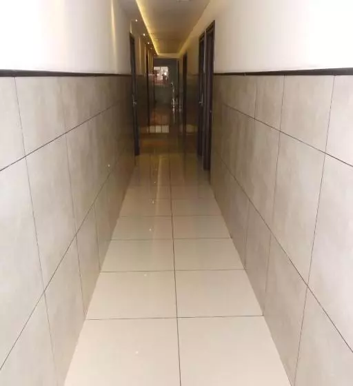 ホテル Saas Residency