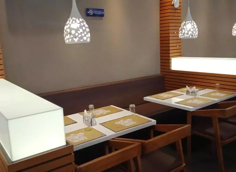 ホテル Saas Residency