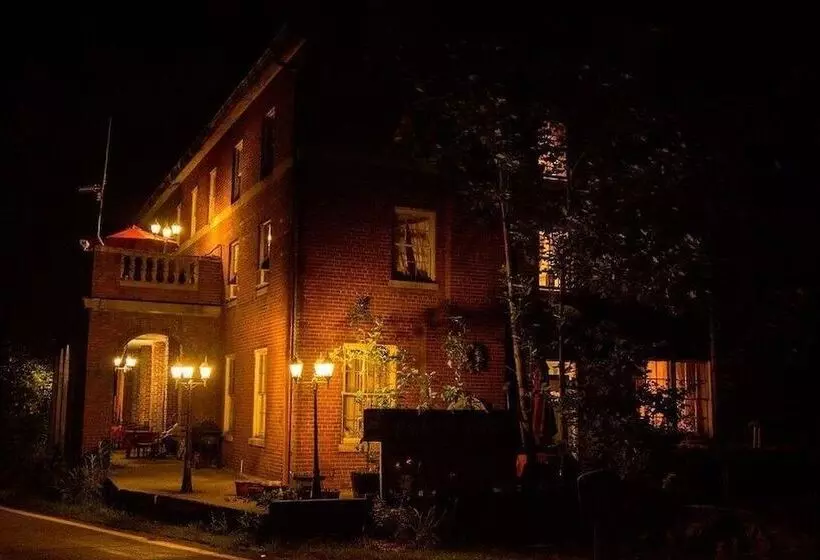 ベッドアンドブレックファースト Elkhorn Inn & Theatre