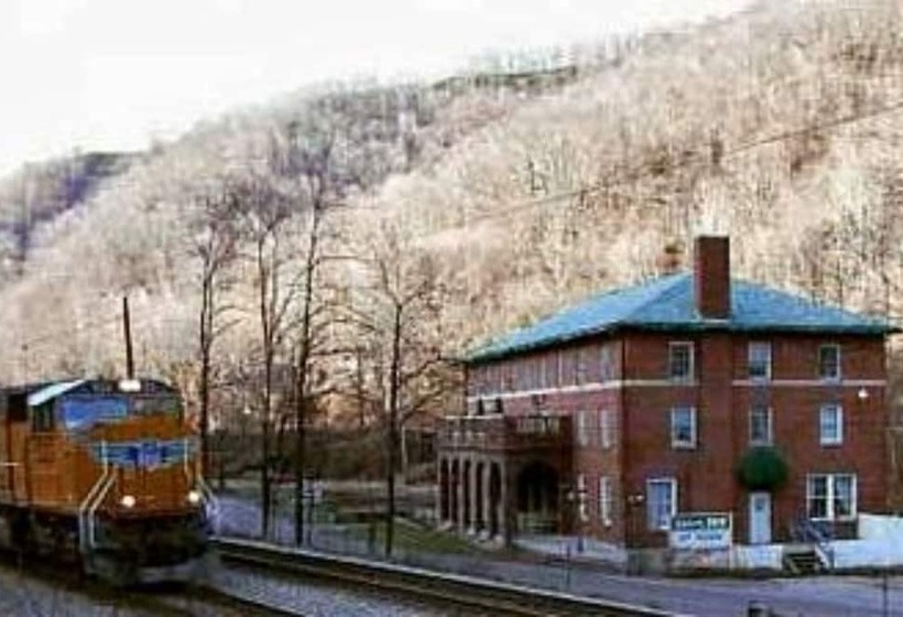 צימר Elkhorn Inn & Theatre