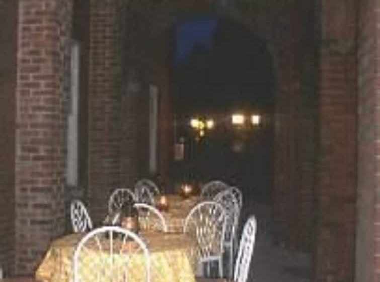 צימר Elkhorn Inn & Theatre