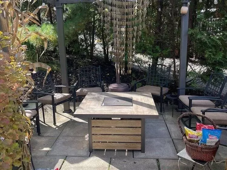 South Broadway Manor B&b   Near Fallingwater, Ohiopyle State Park, Hiking & Biking Trails Gap