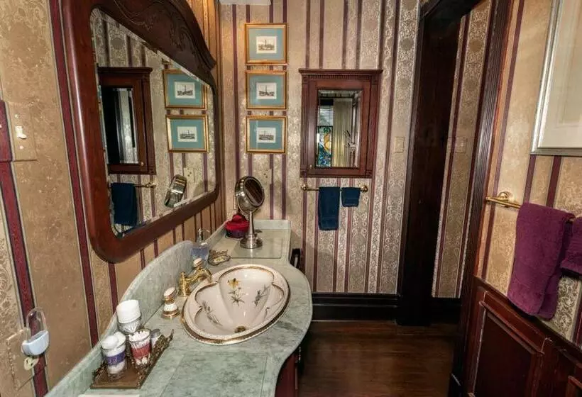 South Broadway Manor B&b   Near Fallingwater, Ohiopyle State Park, Hiking & Biking Trails Gap