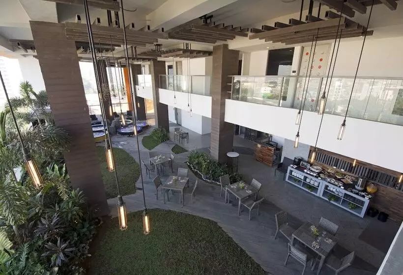 Hive Hotel And Convention Place