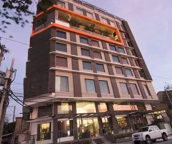 Hive Hotel And Convention Place