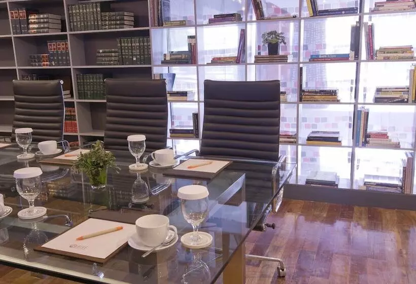 Hive Hotel And Convention Place