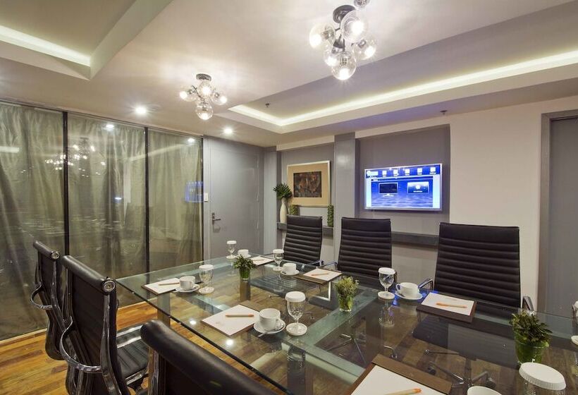 Hive Hotel And Convention Place