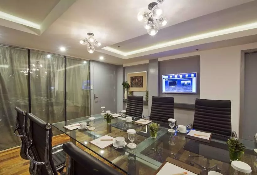 Hive Hotel And Convention Place