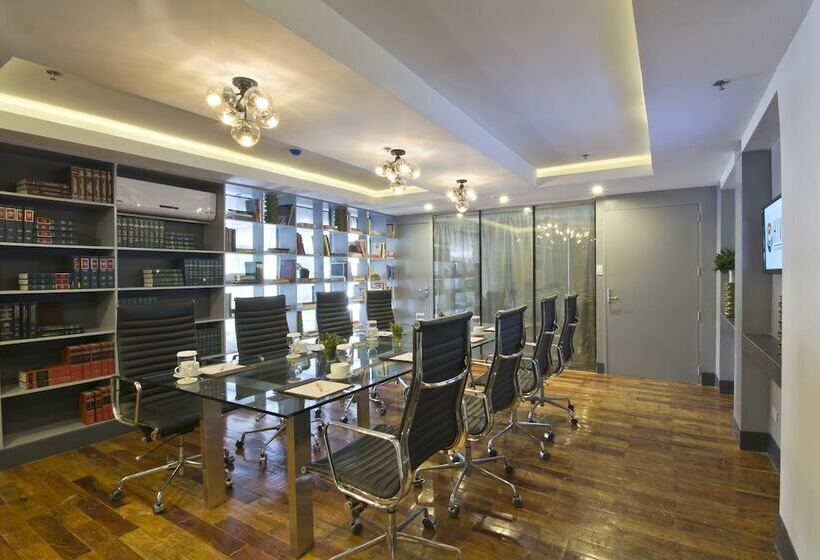 Hive Hotel And Convention Place