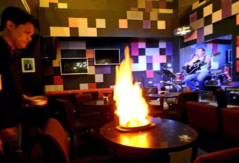 Hive Hotel And Convention Place