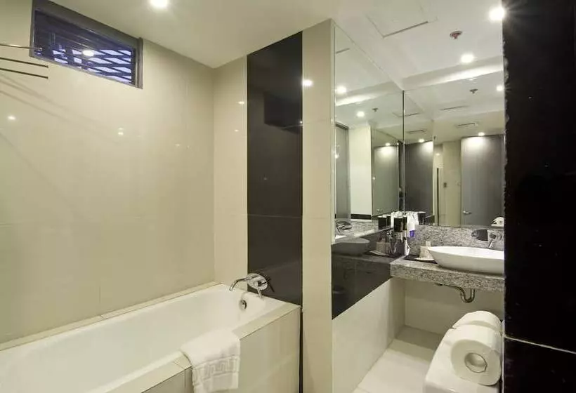 Hive Hotel And Convention Place