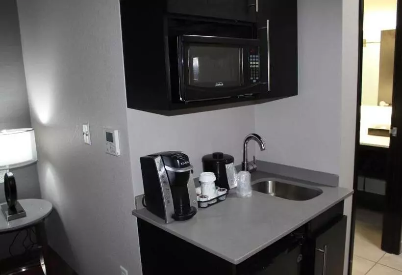 Отель Holiday Inn Express Shawnee, An Ihg