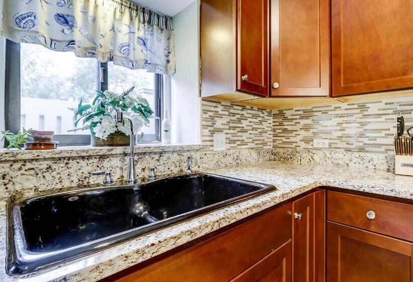 Отель Ocean Cove 824