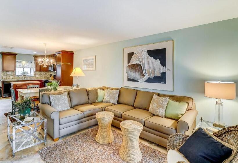 Отель Ocean Cove 824