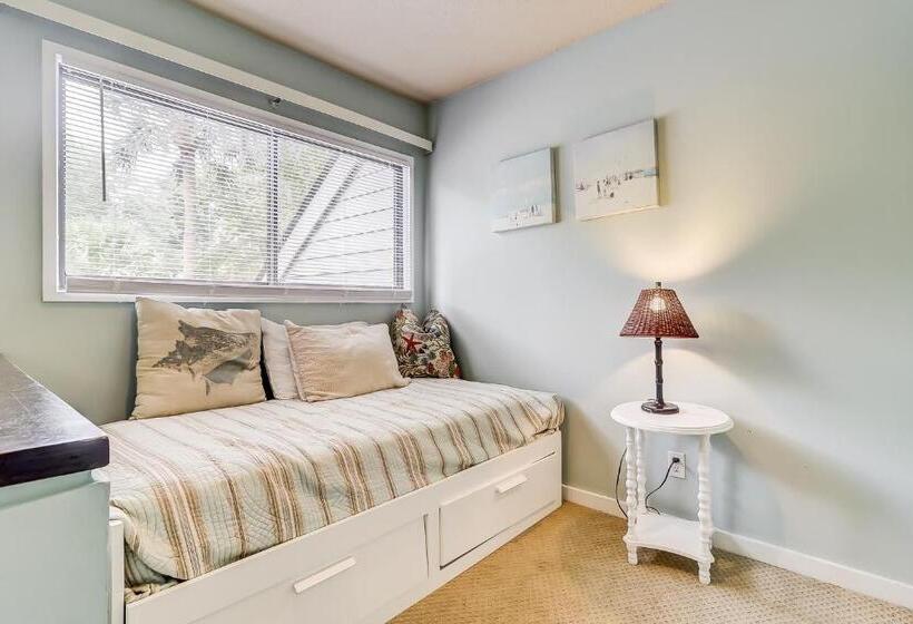 Отель Ocean Cove 824