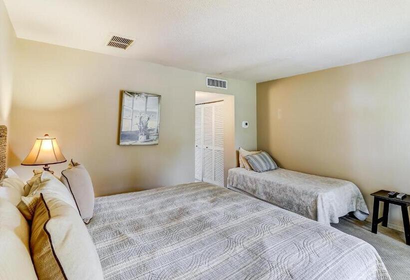 Отель Ocean Cove 824