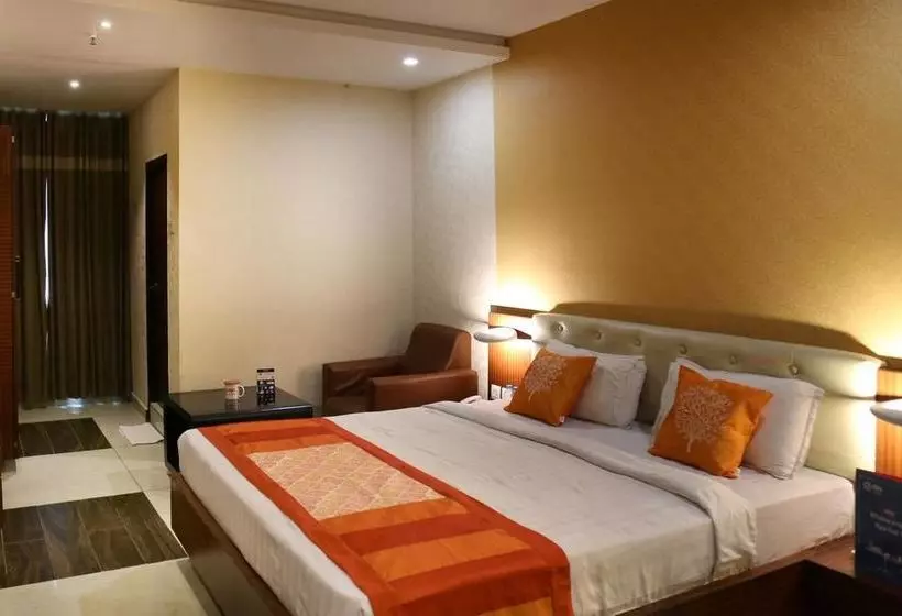 Hotelli Oyo Premium Ramavarappadu Ring Road
