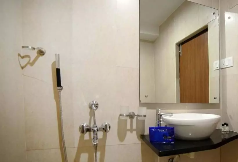 Hotelli Oyo Premium Ramavarappadu Ring Road
