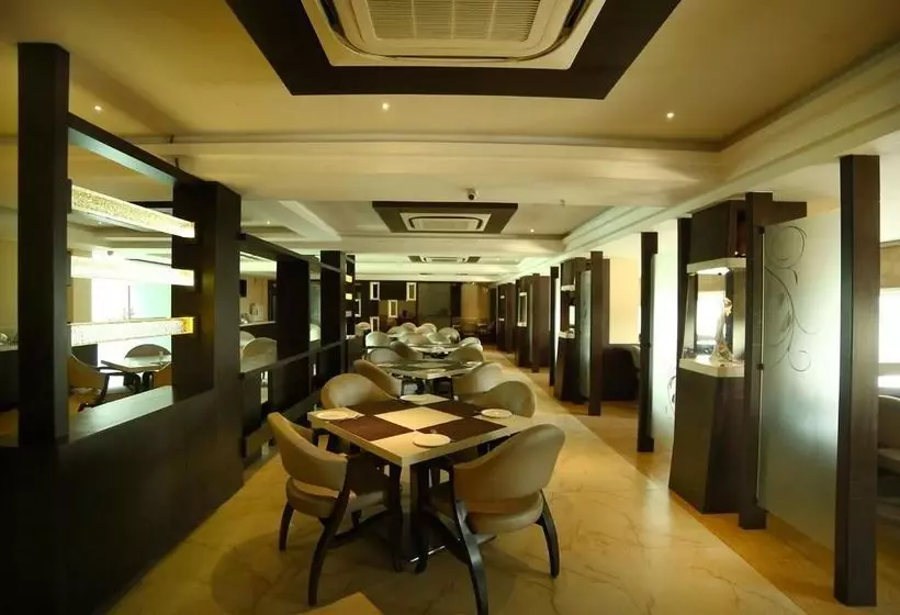Hotelli Oyo Premium Ramavarappadu Ring Road