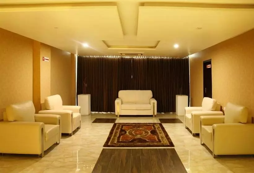 Hotelli Oyo Premium Ramavarappadu Ring Road
