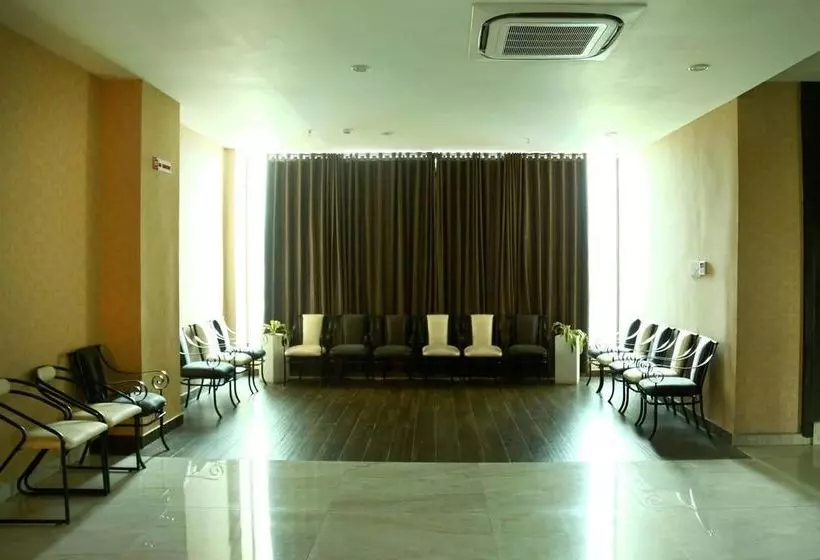 Hotelli Oyo Premium Ramavarappadu Ring Road