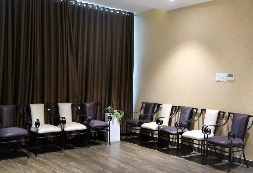 Hotelli Oyo Premium Ramavarappadu Ring Road