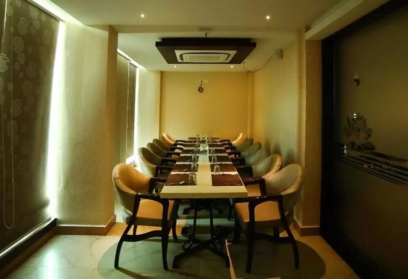 Hotelli Oyo Premium Ramavarappadu Ring Road