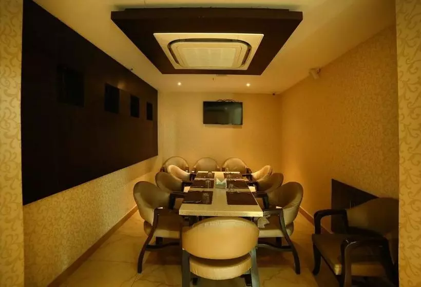 Hotelli Oyo Premium Ramavarappadu Ring Road