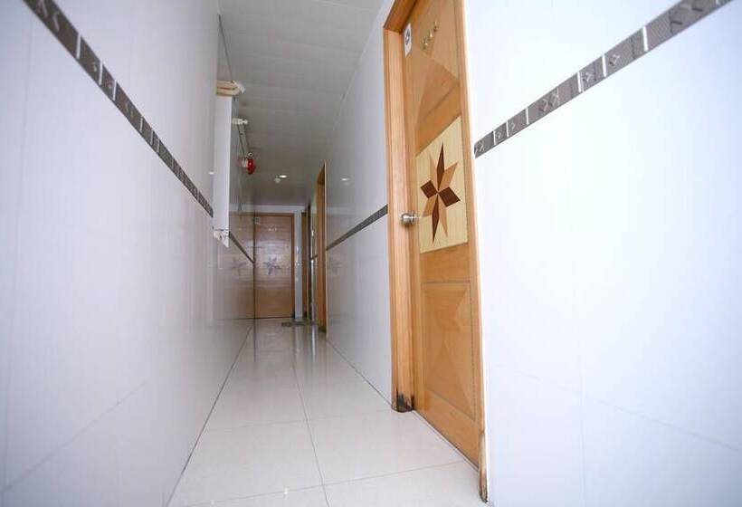 هتل Strawberry Guest House