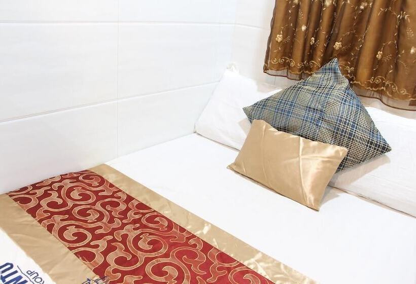 هتل Strawberry Guest House