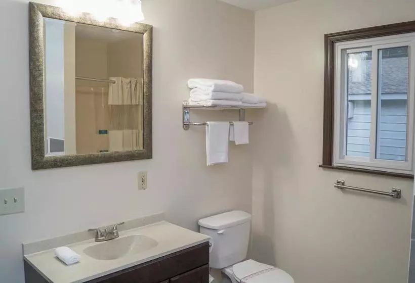 Мотель Sullivan Trail Inn & Suites