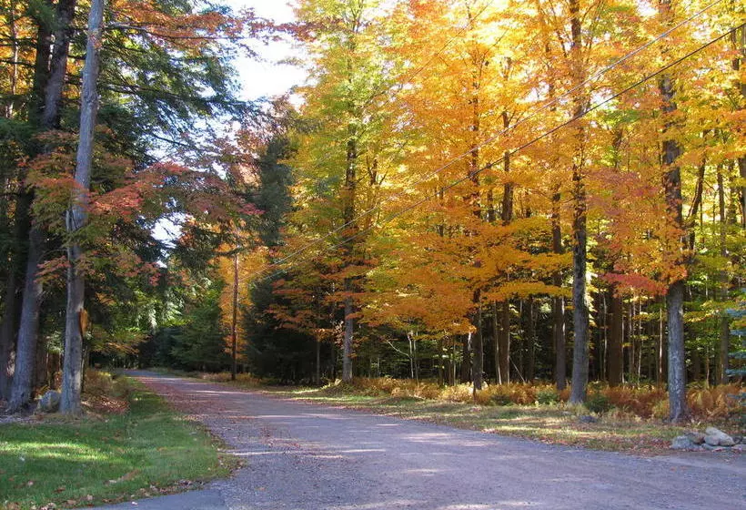 Мотель Sullivan Trail Inn & Suites