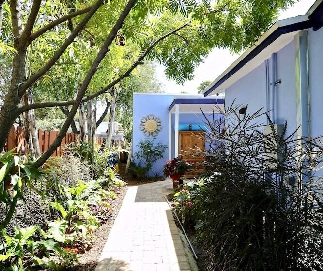 مبيت وإفطار Fantasy Island Inn – Caters To Men