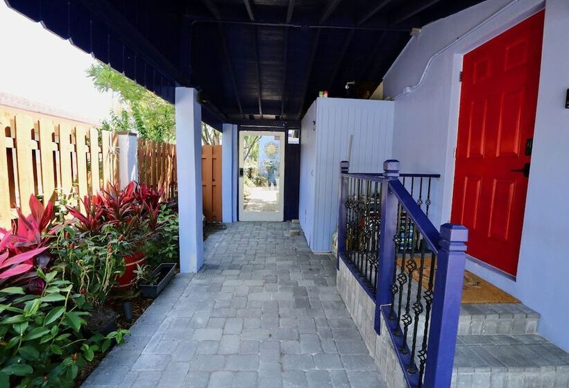 مبيت وإفطار Fantasy Island Inn – Caters To Men