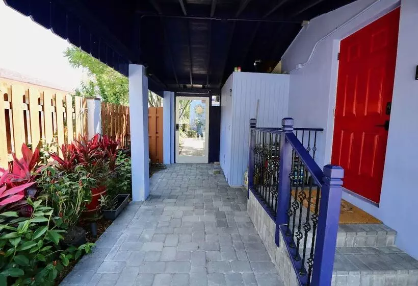 ベッドアンドブレックファースト Fantasy Island Inn – Caters To Men