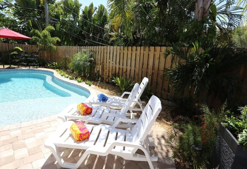 مبيت وإفطار Fantasy Island Inn – Caters To Men