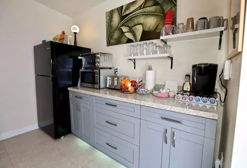 ベッドアンドブレックファースト Fantasy Island Inn – Caters To Men