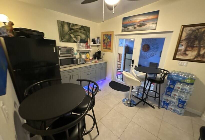 مبيت وإفطار Fantasy Island Inn – Caters To Men