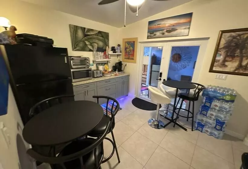 ベッドアンドブレックファースト Fantasy Island Inn – Caters To Men